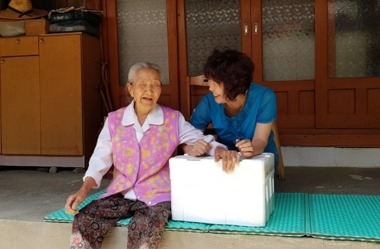 NSP통신-용인시 처인구노인복지관에서 제공하고 있는 맞춤형 어르신 돌봄서비스 모습. (용인시)