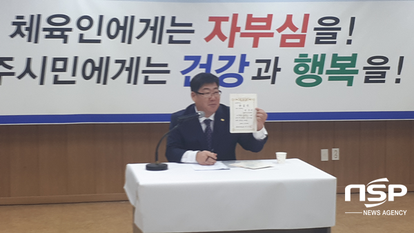 NSP통신-여준기 경주시체육회장 선거 예비후보가 초등학교 경주에서 나오지 않았다는 설에 대해 초등학교 졸업장을 보이며 소명하고 있다. (권민수 기자)