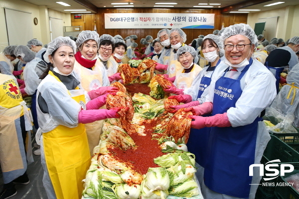 NSP통신-DGB대구은행 임성훈 상무(오른쪽)와 신입행원들이 대구적십자사 봉사자들과 함께 사랑의 김장김치를 담그고 있다. (DGB대구은행)