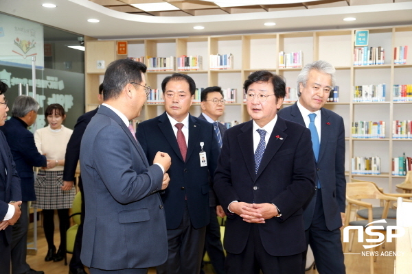 NSP통신-안동시는 26일 평생학습관에서 IBK기업은행과 함께하는 책 읽는 기쁨 작은도서관 개관식을 개최했다 (안동시)