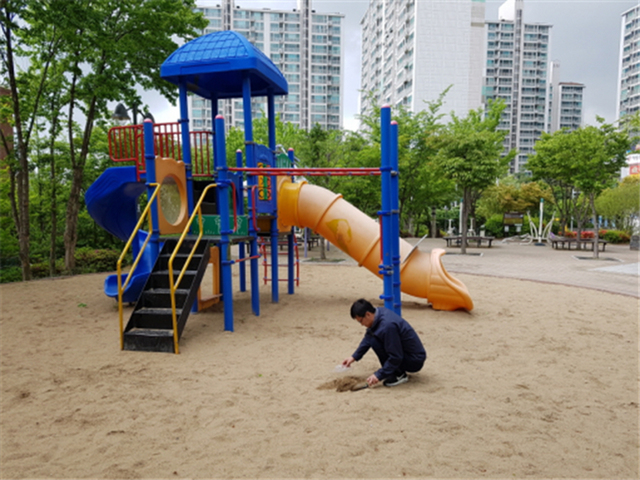 NSP통신-경기도보건환경연구원이 도내 어린이 놀이터 3곳서 기생충이 검출됐다고 발표했다. (경기도)