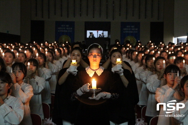 NSP통신-지난 27일 대구과학대학교에서 거행된 제58회 나이팅게일 선서식에서 간호학과 4학년 조수미 학생이 선서생들에게 촛불을 밝혀주며 입장하고 있다. (대구과학대학교)