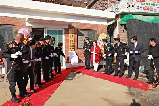 NSP통신-28일 김석진 평택해양경찰서장과 지부회원들이 한국해양구조협회 경기충남북부지부 사무실 현판 제막을 하고 있다. (평택해양경찰서)