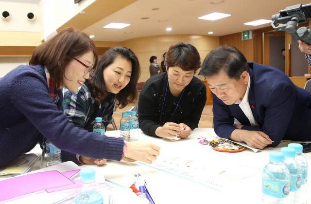 NSP통신-28일 광명시청 대회의실에서 마을공동체 활성화 토론회가 진행되고 있다. (광명시)