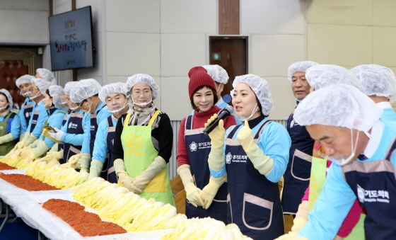 NSP통신-지난달 29일 경기도의회 대회의실에서 열린 2019 경기도의회 사랑의 김장나눔 행사에서 안혜영 경기도부의장이 인사말을 하고 있다. (경기도의회)