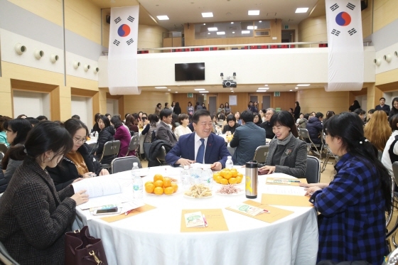 NSP통신-광명시청 대회의실에서 2020년 학교 급식 수산물 공동구매 제안서 평가회가 진행되고 있다. (광명시)