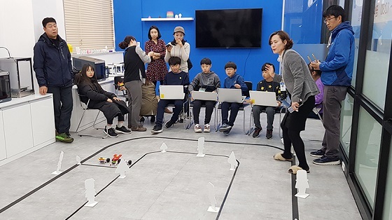 NSP통신-▲서산시가 관내 부모 및 초등학생 32명과 함께 사회적경제기업을 탐방했다. (서산시)