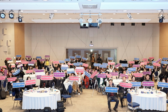 NSP통신-경기마을미디어축제에서 관계자들이 기념촬영을 하고 있다. (경기도)