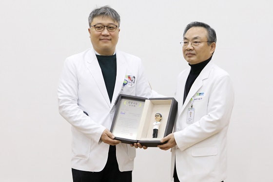 NSP통신-▲오혁진 신경외과 교수가 한국장기조직기증원으로 부터 생명나눔 공로상을 수상했다. (순천향대천안병원)