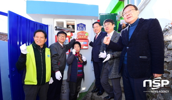 NSP통신-여수시 봉산동 주택가에서 열린 희망하우스 13호 현판식 권오봉 여수시장(우측 세 번째)과 LGMMA 김창호 공장장(좌측 두 번째) (여수시)