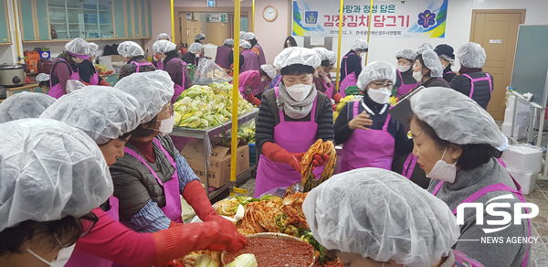 NSP통신-한국생활개선경주시연합회 김장김치 나눔 행사 모습. (경주시)