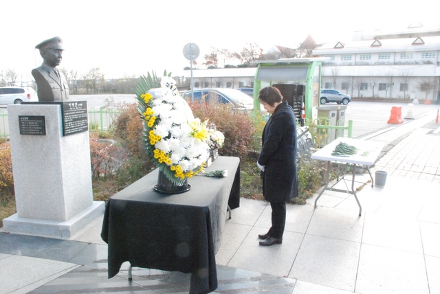 NSP통신-서현옥 경기도의원이 고(故) 이병곤 소방령의 숭고한 희생정신을 기리며 흉상 앞에서 묵념을 하고 있다. (평택소방서)