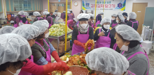 [NSP PHOTO]한국생활개선경주시연합회, 김장김치 나눔 행사 가져