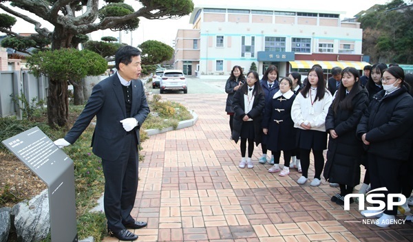 NSP통신-전남교육청 학교 내 친일잔재 청산 석물 안내문 제막식. (전남교육청)