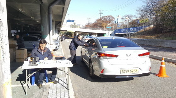 NSP통신-부천개인택시조합에서 조합원 택시 차량에 공기청정기 등을 지급하고 있다. (부천시)