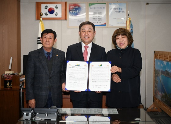 NSP통신-▲예산군이 관내 이용 및 미용협회와 업무협약을 체결했다. (예산군)