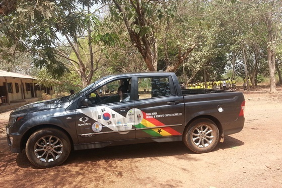 NSP통신-사진은 당시 기증한 코란도 스포츠가 가나 순야니 지역에서 의료지원용 차량으로 활용되고 있는 모습. (쌍용차)