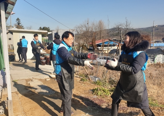 NSP통신-6일 김재수 평택도시공사 사장과 임직원들이 연탄 나눔 봉사활동을 하고 있다. (평택도시공사)
