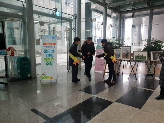 -9일 시 관계자들이 부정청탁금지법 설명이 담긴 홍보물을 나눠주고 있다. (수원시)