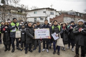 [NSP PHOTO]이지웰가족복지재단 성북구 정릉동 지역주민에 연탄 전달