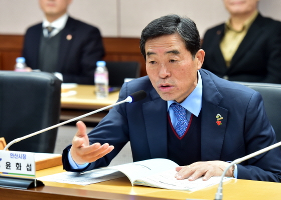 -10일 시청에서 열린 당정협의회에서 윤화섭 안산시장이 발언하고 있다. (안산시)