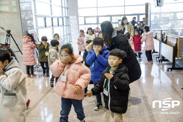 NSP통신-안동문화예술의전당은 지난 6일 이야기가 있는 어린이 음악 -미술관에 간 윌리 공연 시작 전 어린이들에게 공연장 화재 안전 대피 실전 교육을 실시했다. (안동시)