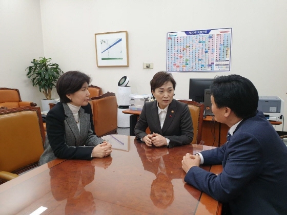 NSP통신-10일 국회에서 김현미 국토교통부 장관(가운데)과 백혜련 의원(왼쪽), 김영진 의원(오른쪽)이 신분당선 연장선 타당성 조사 연내 마무리에 대해 토론하고 있다. (백혜련 의원실)