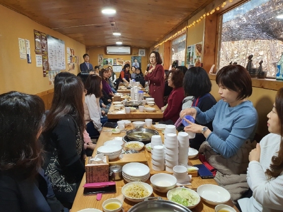 NSP통신-10일 은수미 성남시장이 성남 지역화폐 활성화에 기여한 마케터 31명과의 오찬 간담회에서 인사말을 하고 있다. (성남시)