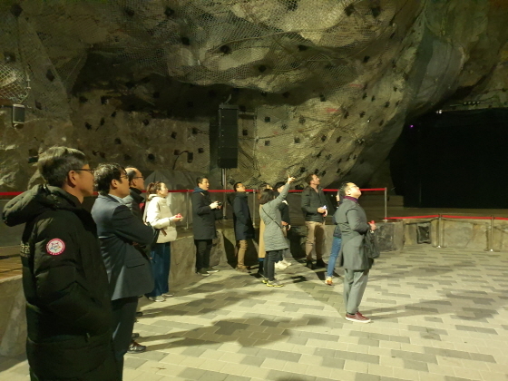 NSP통신-디스커버리 본사 관계자들이 광명동굴 현장을 방문하고 있다. (광명도시공사)
