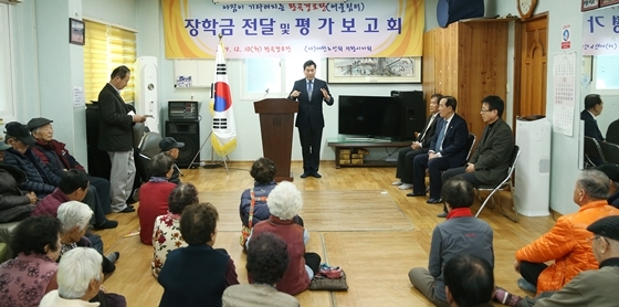 NSP통신-김상돈 의왕시장이 10일 왕곡경로당에서 열린 평가보고회에 참석해 발언하고 있다.
