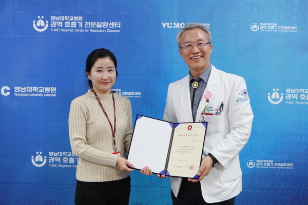 NSP통신-김성호 영남대병원장(오른쪽)이 국민건강보험공단으로부터 금연치료 협력 우수기관 인증서를 받았다.
