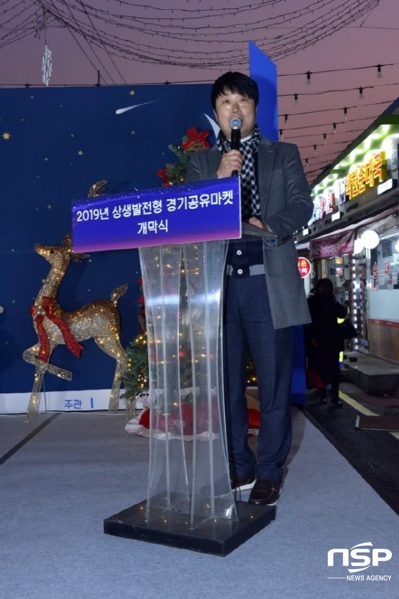 NSP통신-7일 수원시 반딧불이 연무시장에 크리스마스 빛 축제가 개최됐다. 사진은 가수 태환이 사회자로 축제를 진행하는 모습. (김종식 기자)