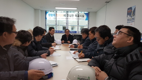 NSP통신-12일 경기도교육청 관계자가 학교 건설현장 관계자들을 대상으로 청렴교육을 진행되고 있다. (경기도교육청)