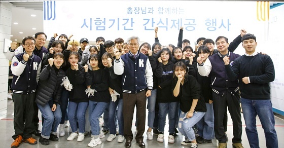 NSP통신-▲이성기 총장이 학생들에게 간식을 제공했다. (코리아텍)