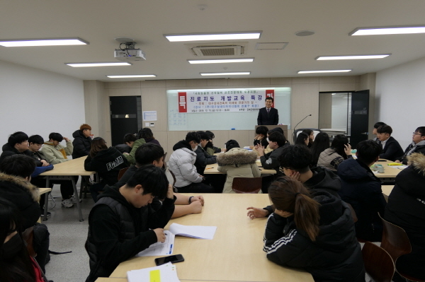 NSP통신-대구과학대학교 건축인테리어과 강의실에서 13일 대구실내디자이너협회 천용구 회장이 건축인테리어과 학생들을 대상으로 특강을 하고 있다. (대구과학대학교)