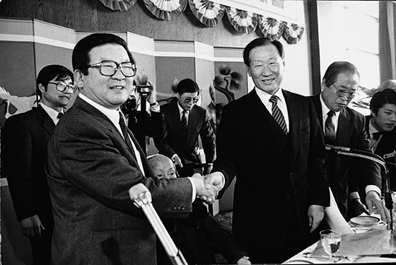NSP통신-1987년 2월, 제26차 전경련 정기총회에서 18대 회장에 추대된 구 명예회장(왼쪽)이 정주영 전임회장으로부터 축하를 받고 있다. (LG그룹)