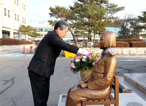 NSP통신-16일 경기도의회 평화의소녀상 건립 1주년을 맞아 송한준 경기도의장이 성노예 피해자들의 희생을 추모하며 헌화하고 있다. (경기도의회)