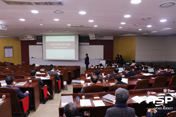 NSP통신-동국대학교 경주캠퍼스가 지난 17일 교내 글로벌에이스홀에서 2019 교육혁신세미나를 개최하고 있다. (동국대 경주캠퍼스)