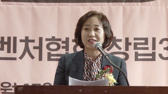 NSP통신-신향숙 시니어벤처협회 회장이 기념사를 진행하고 있다. (시니어벤처협회)