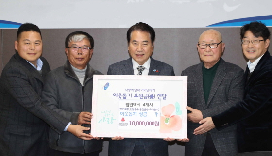 NSP통신-19일 용인시내 법인택시 4사 대표들이 백군기 시장(가운데)에게 이웃돕기 성금을 전달하며 기념촬영을 하고 있다. (용인시)