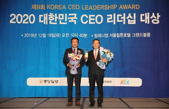 NSP통신-▲가세로 군수가 2020 대한민국 CEO 리더십 대상에서 2년 연속 대상을 수상했다. (태안군)