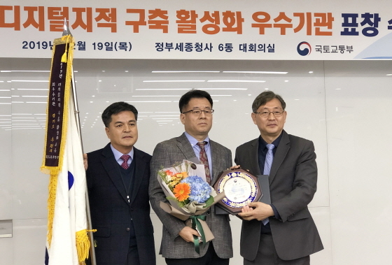 NSP통신-19일 정부세종청사에서 열린 2019년 디지털지적 구축 활성화 유공 평가에서 신용화 수원시 지적재조사팀장(왼쪽부터), 박병규 수원시 토지정보과장, 손우준 국토교통부 국토정보정책관이 시상식 후 기념촬영을 하고 있다. (수원시)