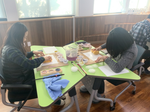 NSP통신-경기도일자리재단 반부패 주간 운영 중 청렴한 임직원 되기 수채화 미술심리상담 프로그램 실시 모습. (경기도)