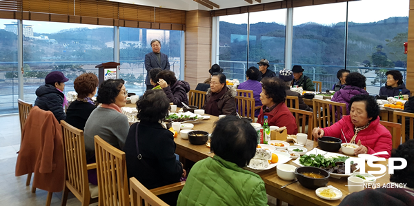 NSP통신-경북문화관광공사 휴그린골프장 어르신 목욕 봉사 후 저녁식사 모습. (경북문화관광공사)