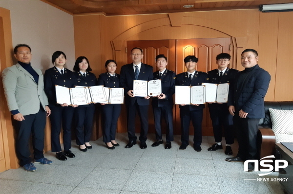 NSP통신-포항대학교 국방드론항공과에 재학 중인 신승호, 장현호, 서현준, 김가은, 서인혜, 김효주 학생이 지난 14일 전주에서 열린 2019 드론축구인 행사에서 2020년 드론축구국가대표 인증서를 수여받았다. (포항대학교)