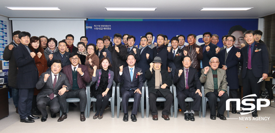 NSP통신-20일 선거사무소 개소식에서 김승원 예비후보(앞줄 가운데)가 내빈들과 승리를 위한 파이팅을 외치고 있다. (조현철 기자)