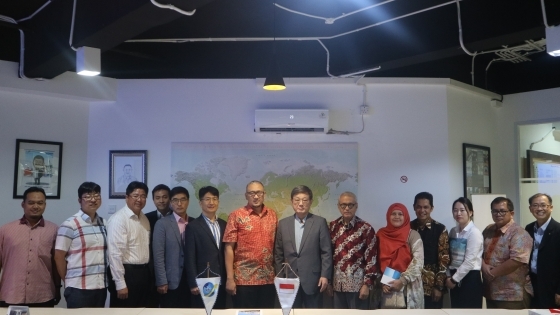 NSP통신-18일 인도네시아물류협회(ALFI/ILFA)를 방문한 2019년 평택항 인도네시아 포트세일즈 대표단들이 평택항 특장점 소개, 수출입 확대 협력 방안 및 신규 항로 개설을 위한 설명회를 갖고 기념촬영을 하고 있다. (경기평택항만공사)