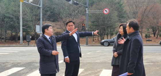 NSP통신-정대운 경기도의원(왼쪽 첫번째)이 관계자들과 광명시 빛가온초·중등학교 통행로 안전 현장점검을 하고 있다. (경기도의회)