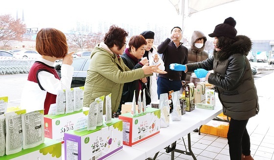 NSP통신-▲아산시가 지난 23일 농산물 가공제품 홍보·시음회를 개최했다. (아산시)
