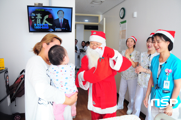 NSP통신-포항성모병원 직원들이 성탄절을 앞둔 24일 입원 중인 어린이들에게 크리스마스 선물을 전달하고 위로했다. (포항성모병원)